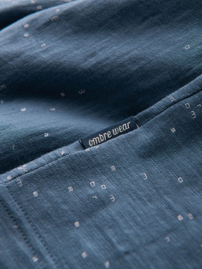 Męski t-shirt fullprint z rozrzuconymi literami - niebieski denim V3 OM-TSFP-0179 - XXL