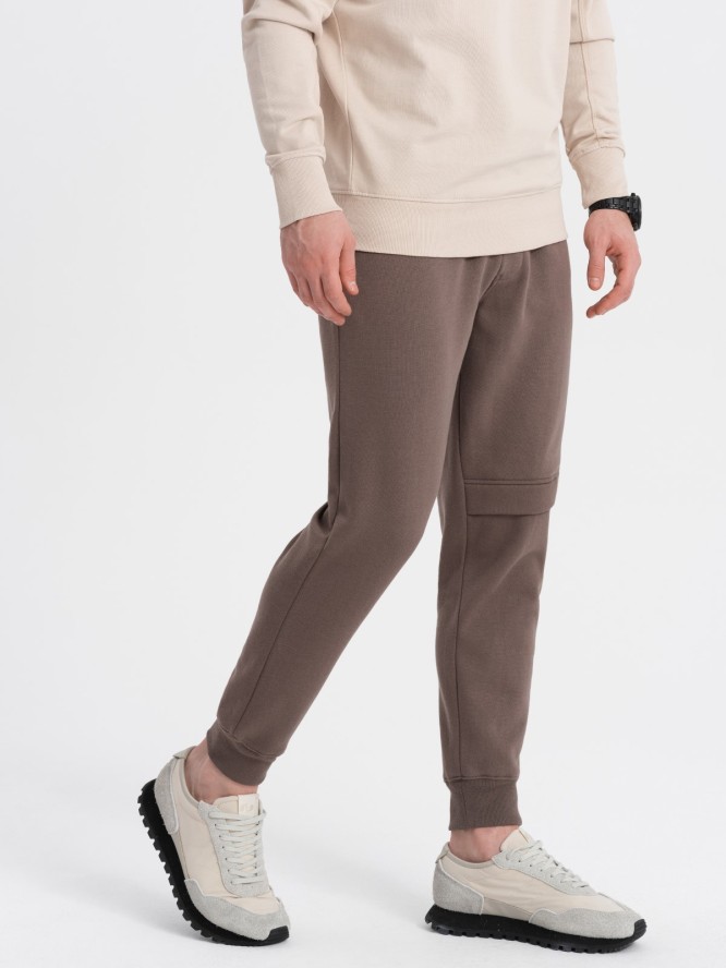Spodnie męskie dresowe z przeszyciem i zamkiem na nogawce - brązowe V4 OM-PASK-0147 - XXL