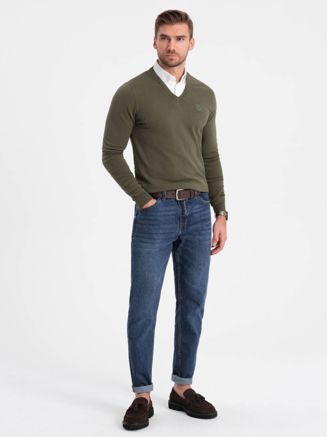 Sweter męski z dekoltem "w serek" z koszulowym kołnierzykiem - ciemnooliwkowy V5 OM-SWSW-0102 - XXL