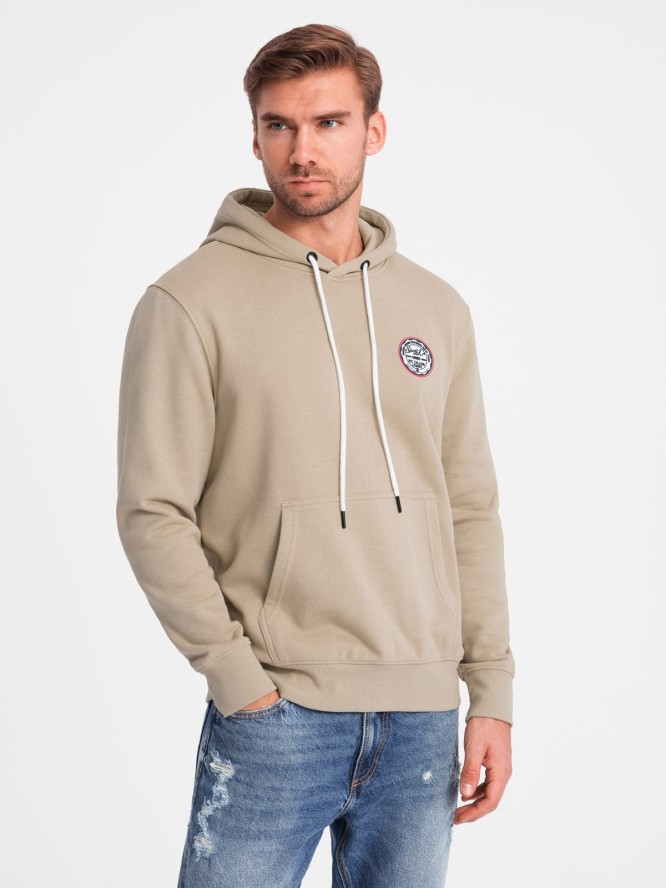 Bluza męska dresowa kangurka z kapturem i naszywką w stylu college – piaskowa V3 OM-SSNZ-0144 - XXL