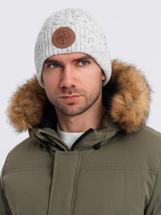 Czapka beanie męska z okrągłą tłoczoną naszywką – złamana biel V3 OM-ACWH-0121 - uniwersalny