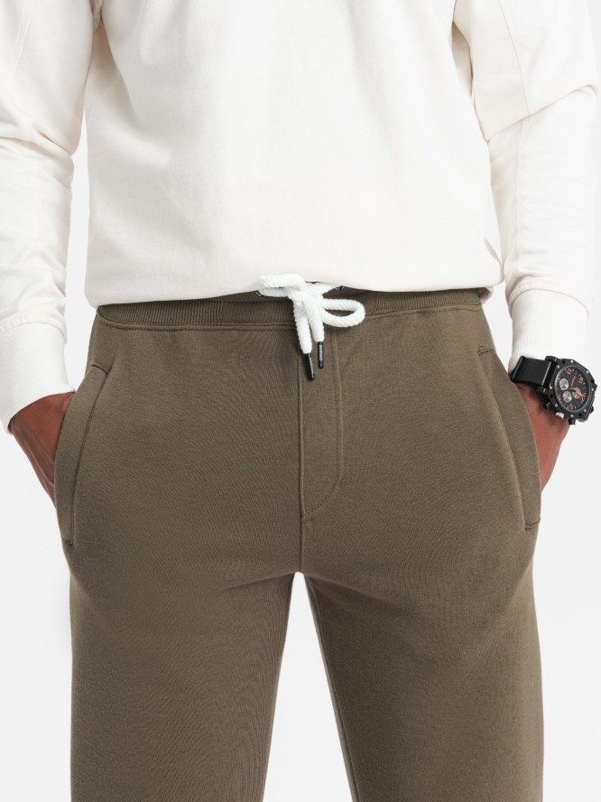 Spodnie męskie dresowe - ciemnooliwkowe V14 P866 - XXL