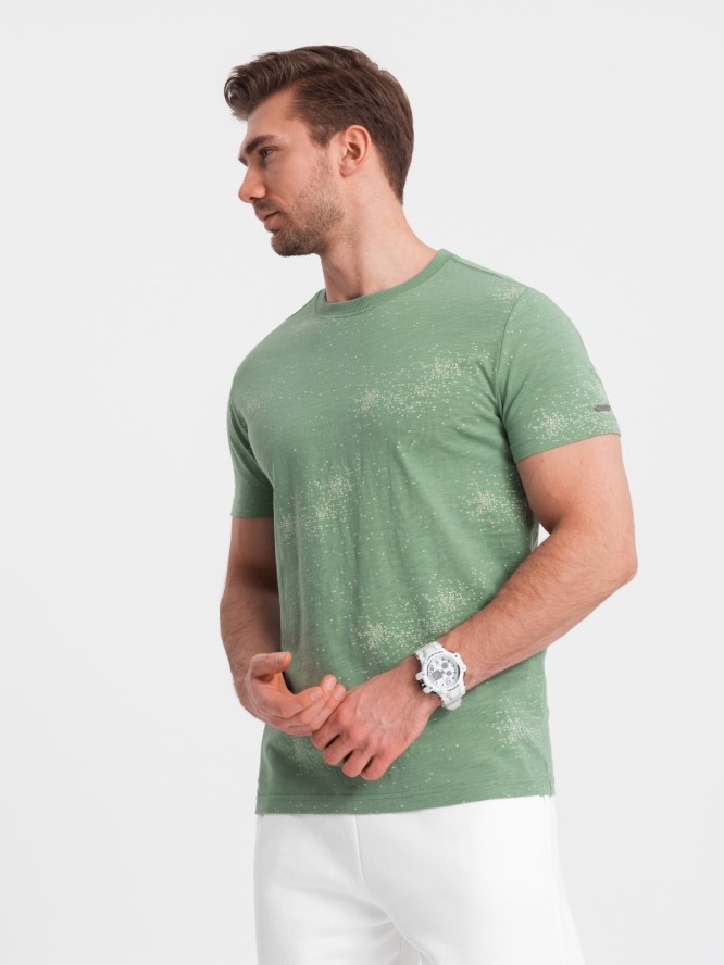 T-shirt męski fullprint z rozrzuconymi literami - zielony V5 OM-TSFP-0179 - XXL