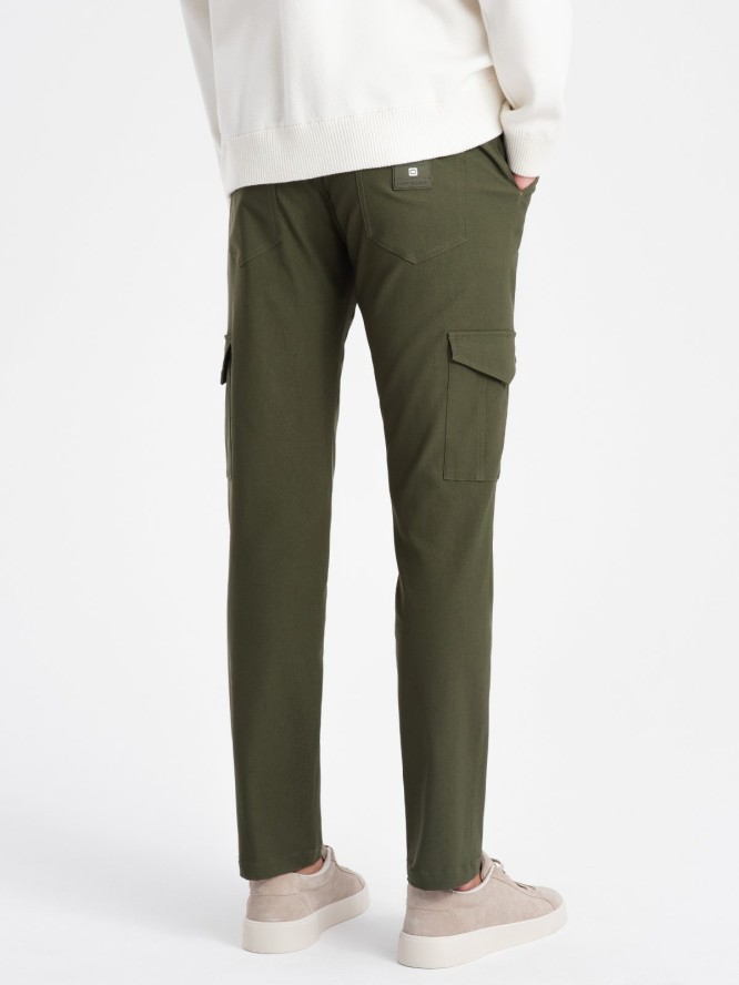 Spodnie męskie materiałowe REGULAR z kieszeniami cargo - ciemnooliwkowe V1 OM-PACG-0178 - XXL