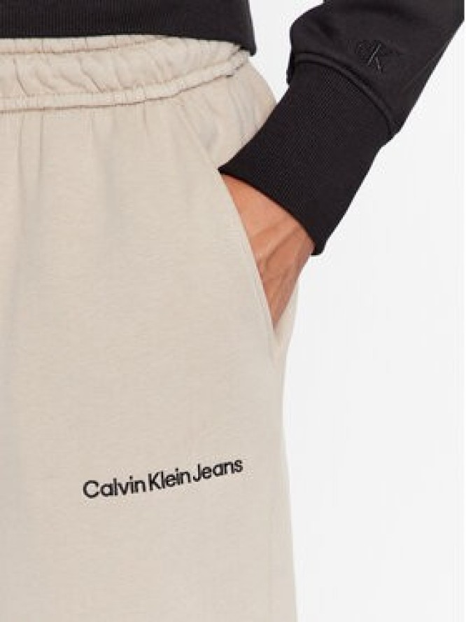 Calvin Klein Jeans Spodnie dresowe J30J322925 Écru Relaxed Fit