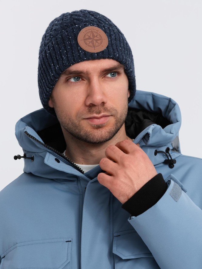 Czapka męska beanie z okrągłą tłoczoną naszywką – granatowa V2 OM-ACWH-0121 - uniwersalny