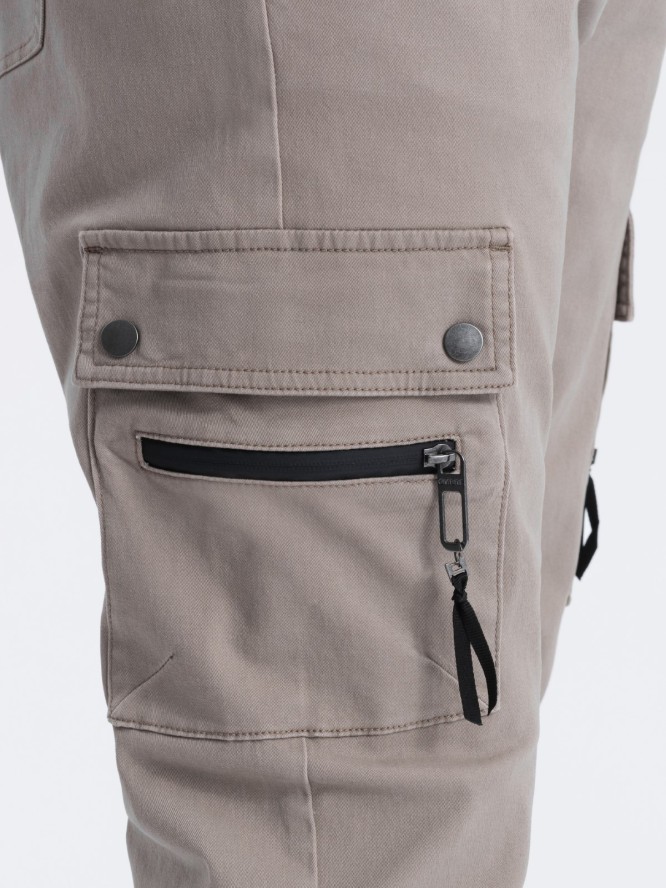 Męskie spodnie JOGGERY z zapinanymi kieszeniami cargo - ciemnobeżowe V2 OM-PAJO-0125 - XXL