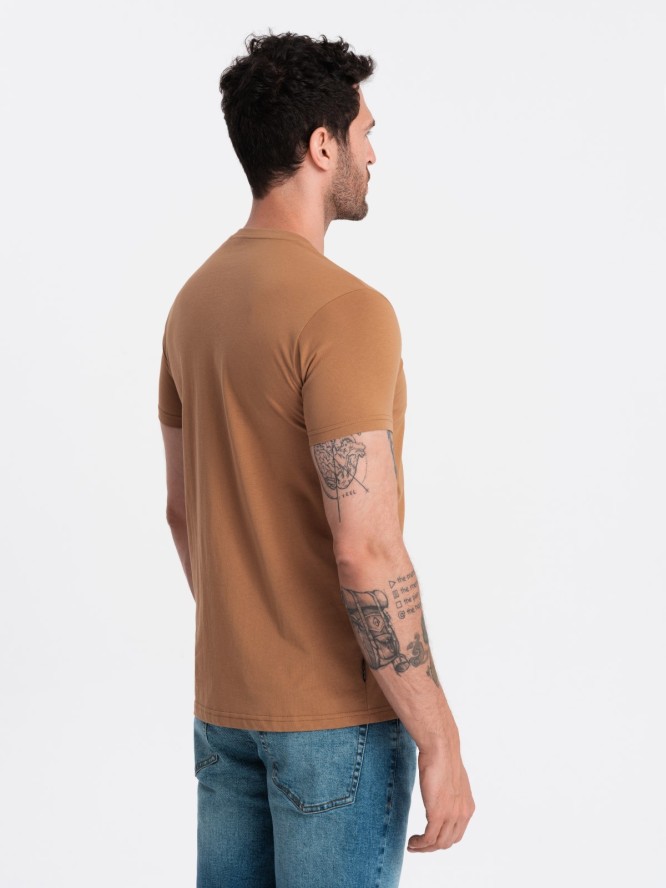Męska klasyczna bawełniana koszulka z dekoltem w serek BASIC – brązowa V9 OM-TSBS-0145 - XXL