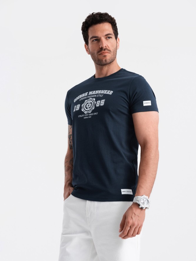 T-shirt męski z nadrukiem w stylu college – granatowy V3 OM-TSPT-0137 - XXL