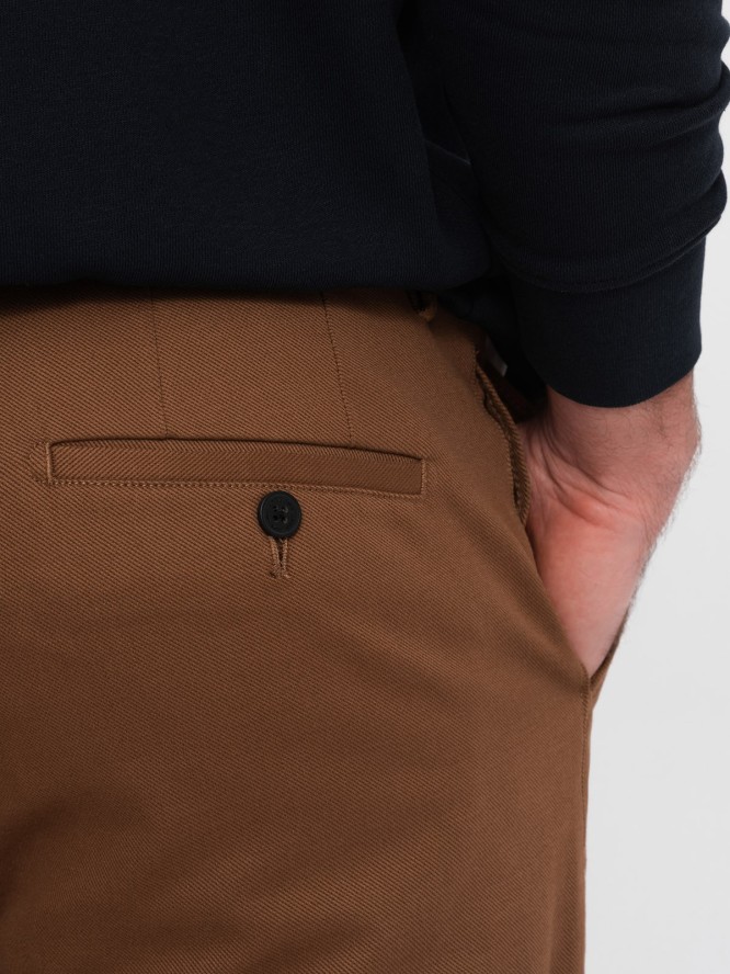 Spodnie męskie chino SLIM FIT z delikatną teksturą - karmelowe V3 OM-PACP-0190 - XXL
