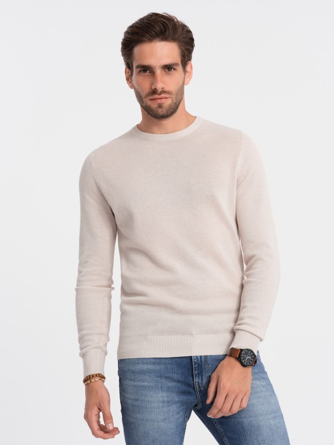 Sweter męski z teksturą i półokrągłym dekoltem - beżowy V6 OM-SWSW-0104 - XXL