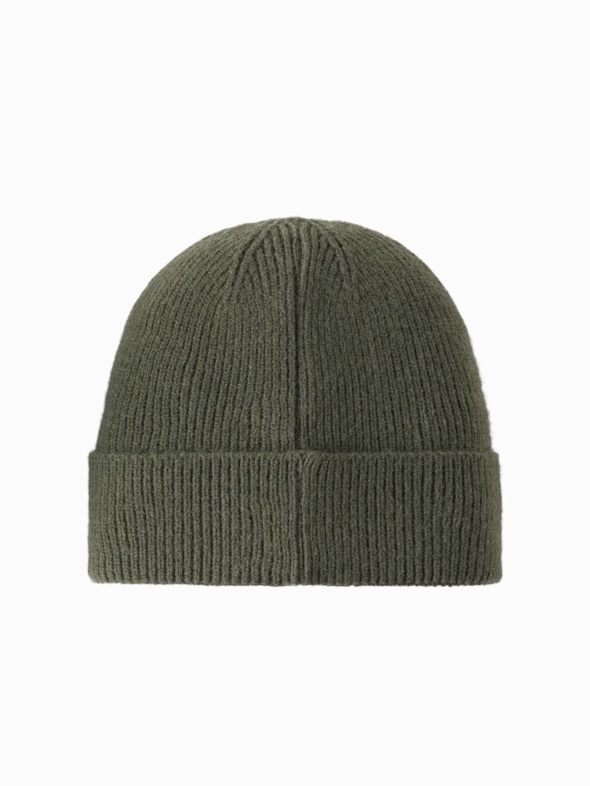 Dzianinowa czapka męska beanie z naszywką – oliwkowa V4 OM-ACWH-0123 - uniwersalny