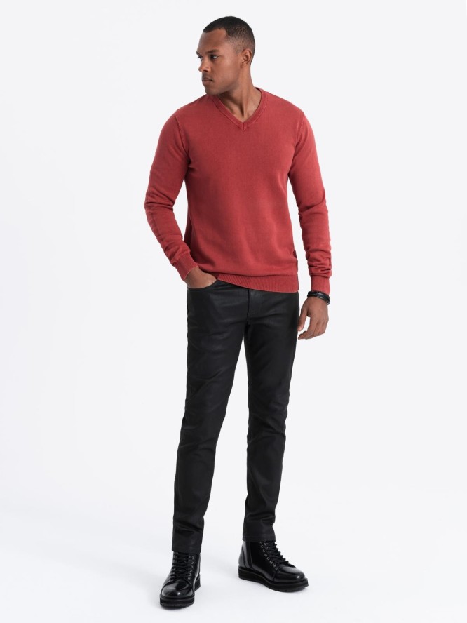 Sweter męski washowany z dekoltem w serek - czerwony V3 OM-SWOS-0108 - XXL