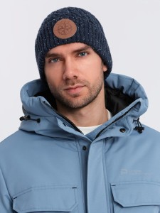 Czapka męska beanie z okrągłą tłoczoną naszywką – granatowa V2 OM-ACWH-0121 - uniwersalny