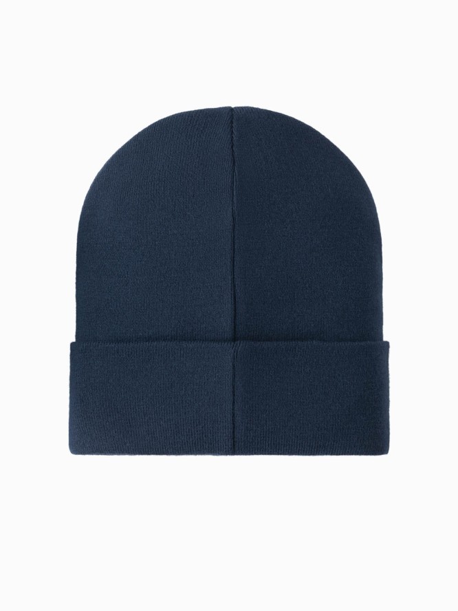 Męska czapka dzianinowa beanie z haftowanym napisem – granatowa V3 OM-ACWH-0120 - uniwersalny