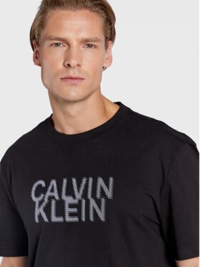 Calvin Klein T-Shirt Distorted K10K110113 Czarny Regular Fit