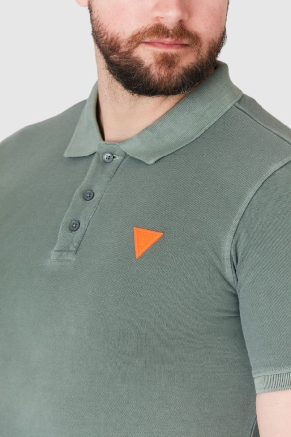 GUESS Zielona koszulka polo z pomarańczowym logo