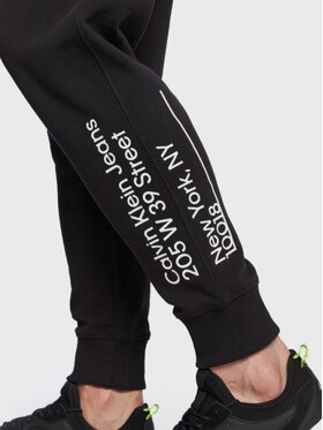 Calvin Klein Jeans Spodnie dresowe J30J322639 Czarny Regular Fit
