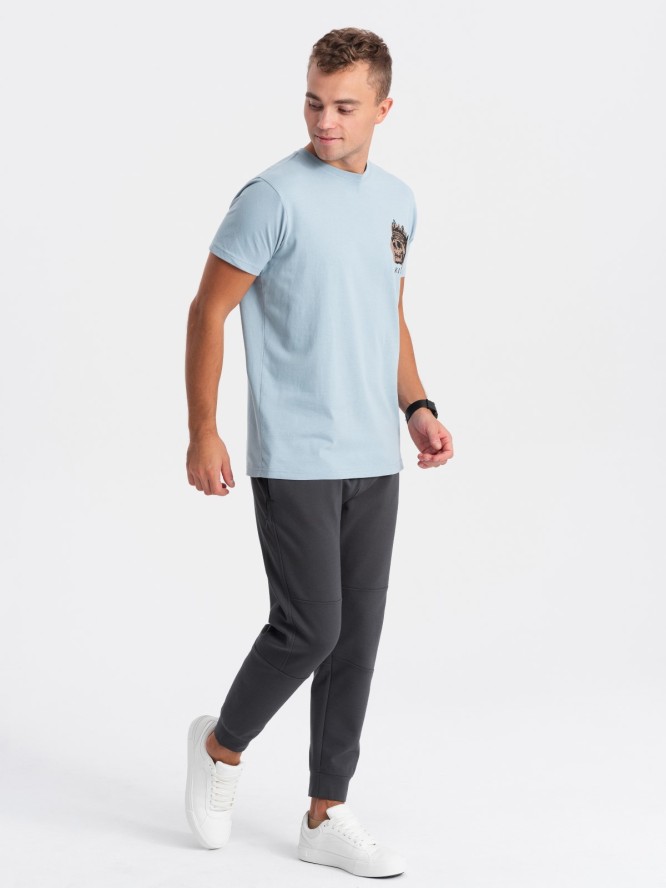 T-shirt męski bawełniany z nadrukiem na klatce piersiowej - jasnoniebieski V2 OM-TSPT-0167 - XXL